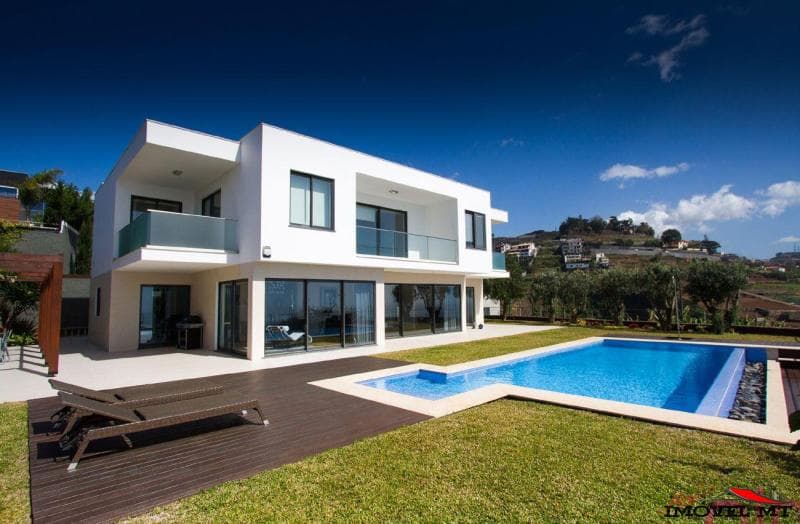 Casa contemporânea cercada por um jardim