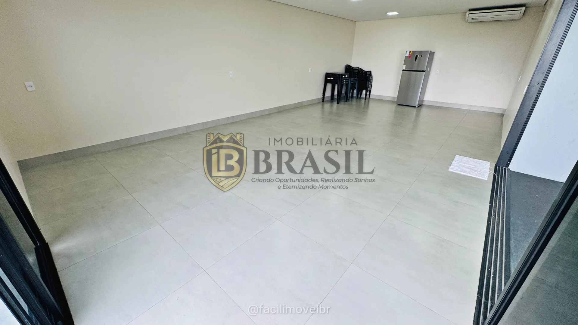 CASA COM SUÍTE E  EXCELENTE POTENCIAL DE AMPLIAÇÃO — foto 3