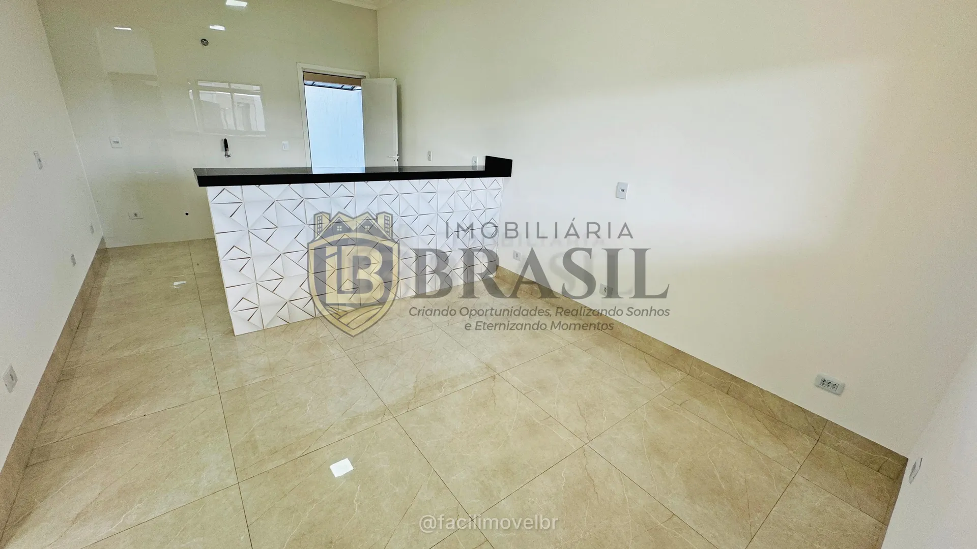 CASA  COM 2 QUARTOS SENDO 1 SUÍTE E CLOSET. — foto 2