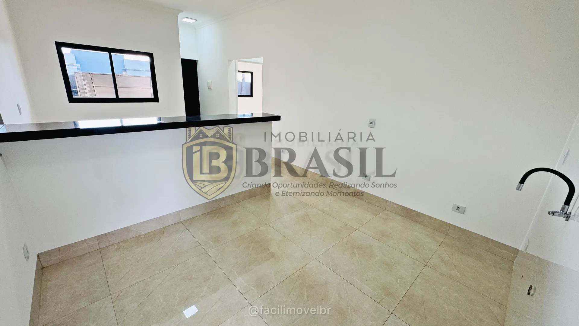 CASA  COM 2 QUARTOS SENDO 1 SUÍTE E CLOSET. — foto 3